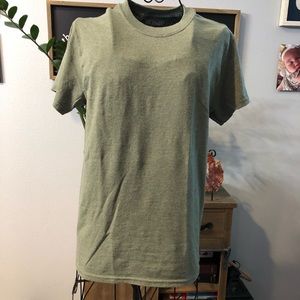 💛2/$12💛 Gildan Unisex shirt (Small)